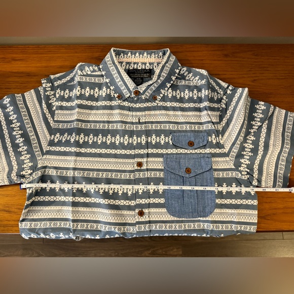 Short sleeve button-up. - Picture 4 of 5